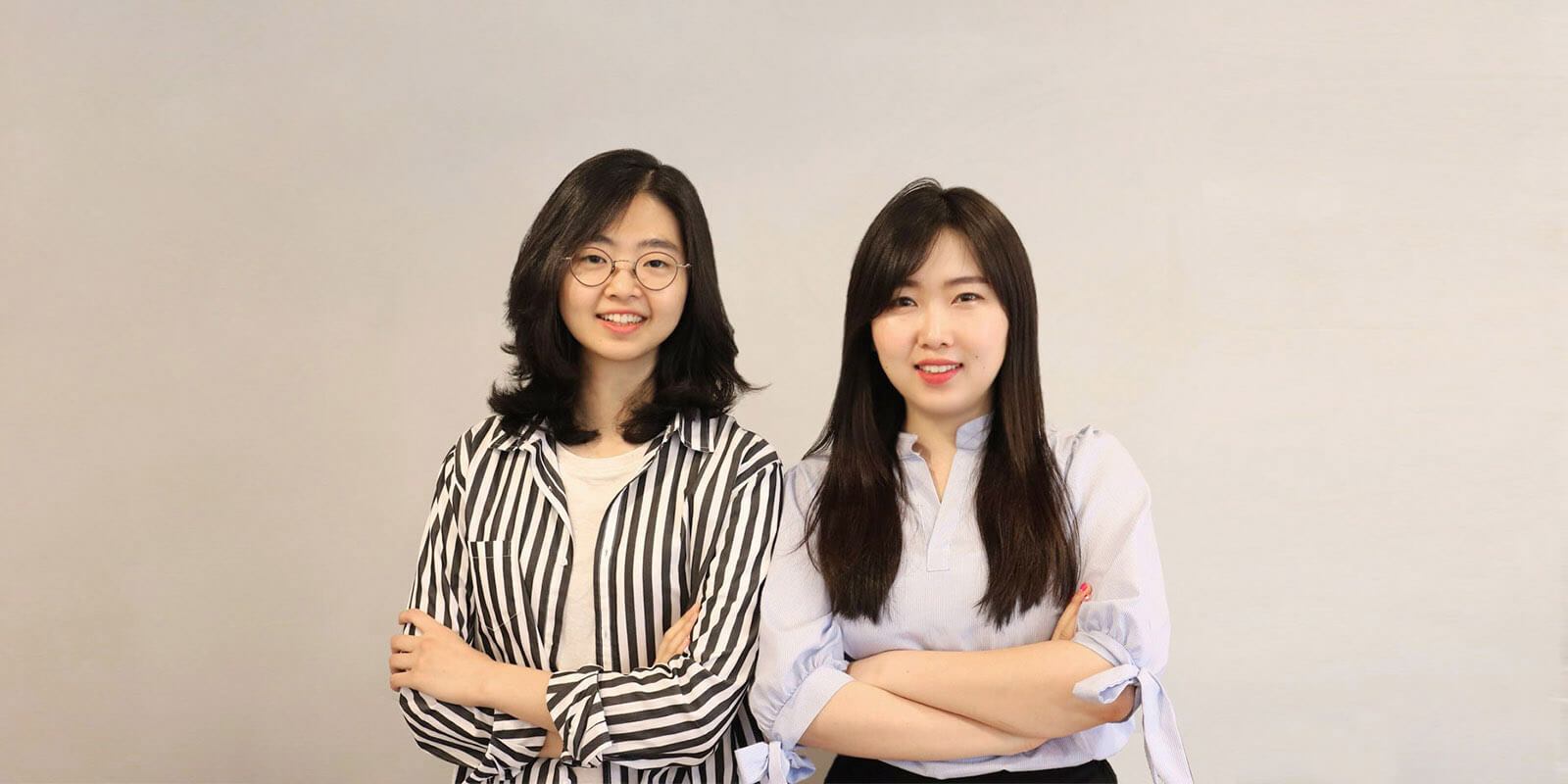 해피문데이 공동창업자 해피문데이 공동창업자 김도진과 부혜은이 각자 팔짱을 끼고 미소 짓고 서있는 사진